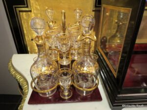 Cave à Liqueur Napoléon III, XIXe Siècle, Bois Massif Avec Plaques Porcelaine Et Cristal